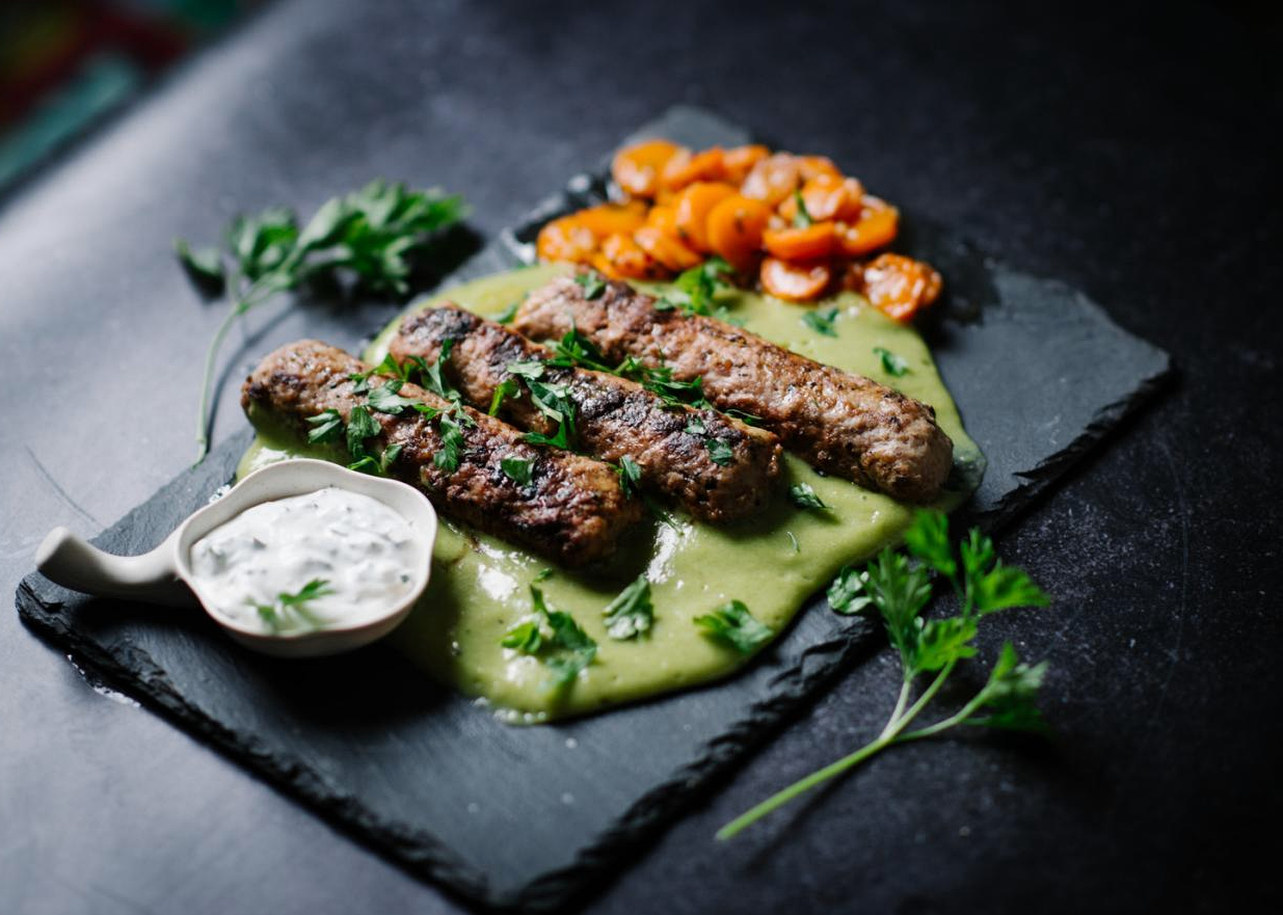 Elegante tafelschikking met transparante ingrediëntenlabels